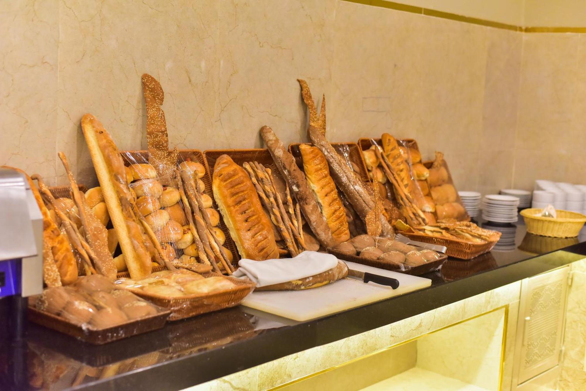 The Grand Hotel Sharm El Sheikh 外观 照片 Bread at a buffet