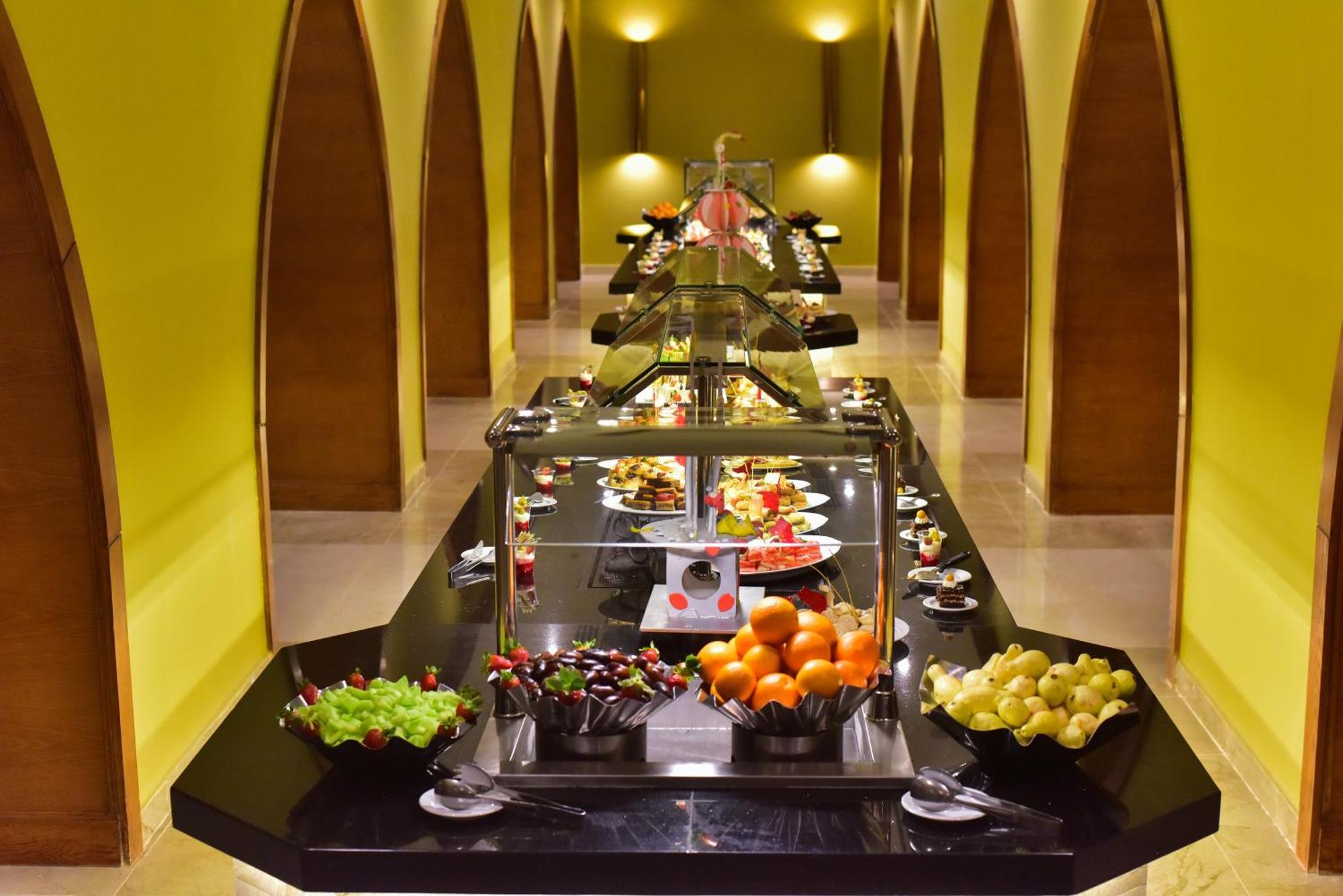 The Grand Hotel Sharm El Sheikh 外观 照片 A buffet at a hotel